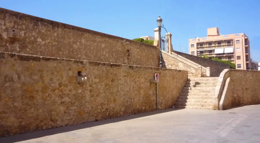 Escalinata de piedra y acceso al recinto de Los Silos de Burjassot